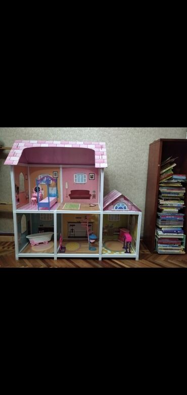 кукольный домик: Кукольный домик большого размера. каркас - пластик, остальное картон