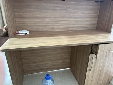 Sifarişlə resepşn masaları: Ofis resepsiyon/iş masası – ağac fakturalı laminat - Üst hissədə — 6
