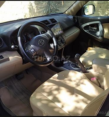 böyük güzgü: Toyota salonu – bej dəri oturacaqlı, avtomat ötürücülü - — 1