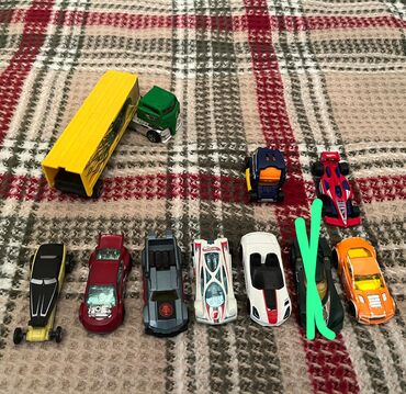 Xodunoklar: Hot wheels, hamisi biryerde 15 manat, pulu evvelceden atana 10 manat
