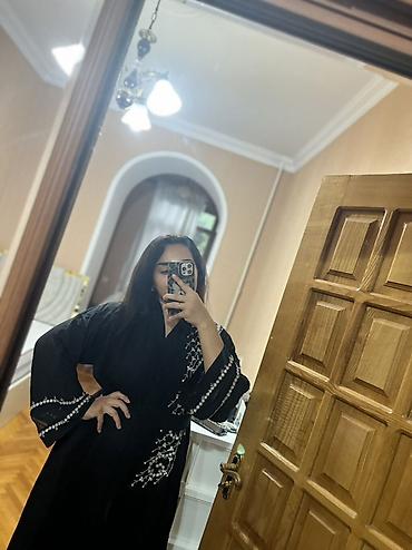 Qara abaya – incə bəzəkli.Yenidir.Üzerinde baş örtüsü və kəməri var