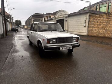 VAZ (LADA): Ağ rəngli, klassik dizaynlı sedan. Bu avtomobil gündəlik istifadə və