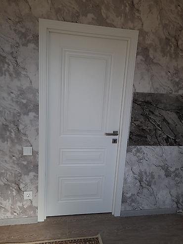 qapi ve pencere: Məhsul: Ağ daxili qapılar və dekorativ divar örtüyü (daş/mermer — 1