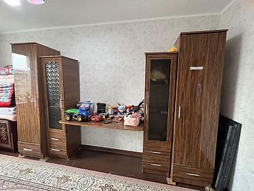 шкаф стенку: Гостиная стенка с рабочей поверхностью из ЛДСП под древесную текстуру — 1