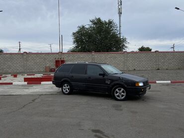 ремонт магнитафонов: Черный универсал Volkswagen Passat B3 с рейлингами на крыше