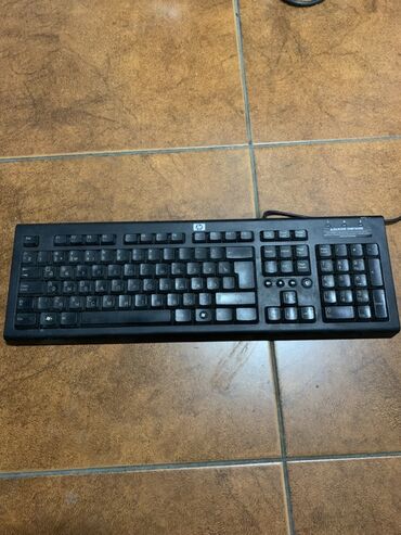 simsiz klaviatura: HP markalı bu klaviatura rəqəmsal klaviatura və funksiya düymələri ilə