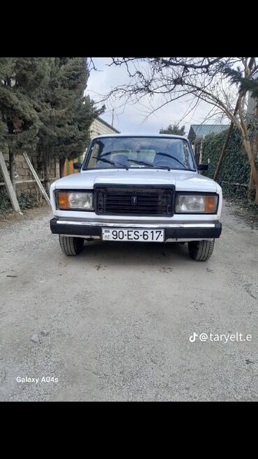 VAZ (LADA): Ağ rəngdə olan bu klassik sedan, gündəlik istifadə üçün etibarlı və