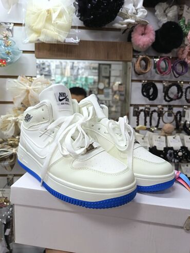 зеленые сапоги: Новые кроссовкиNike Размеры: 32-41 Цена: 500 сом/пара Продажа оптом