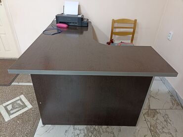 кухонный стол с табуретками: Продается офисный стол с тумбой.
Находимся в Сокулуке.
Самовывоз