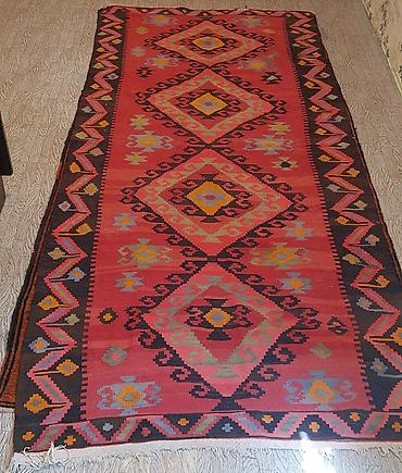 ev eşyalarl: Yun gəbə və kilim. Təqribi 40-50 illikdi. Rəngi solmur, sökülmə — 3