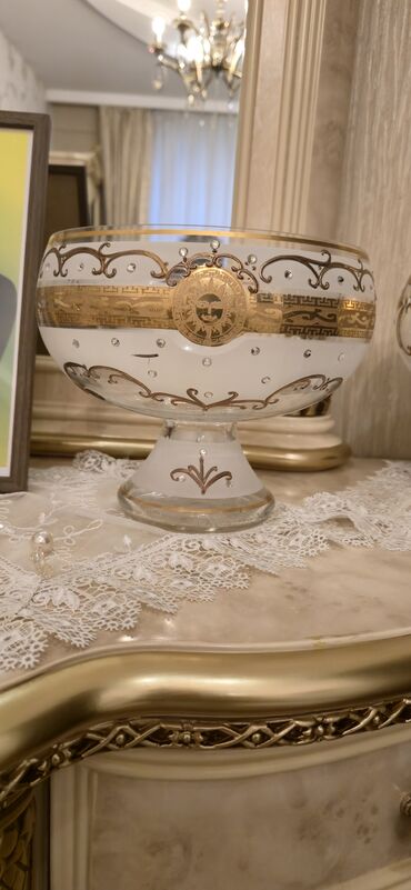 qab qaşıqlar: Zərif dekorativ meyvə qabı – Versace Bohema-dir, ayaqlı formadadır