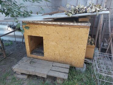 будка для собак: Продаю, утепленную будку для собаки средних размеров