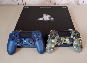 oyun konsolları ps4: Qara rəngli PlayStation 4 Pro PRAŞİFKALI oyun konsolu. Komplektə iki