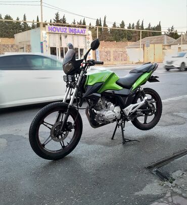 Комбинезоны: Yaşıl rəngli, yığcam küçə motosikli. Qara oturacaq və tutacaqları var