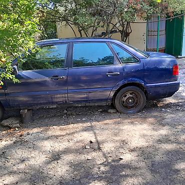 4 korpus kotan: Volkswagen Passat sedan - Kuzov: 4 qapılı sedan, tünd mavi rəng - — 2