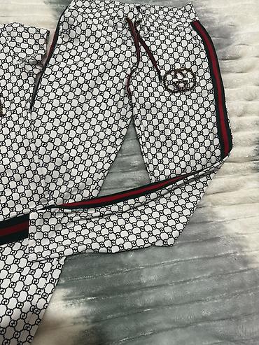 gucci dest: 80manata alınıb
M razmerdir
1 dəfə geyinilib çox səliqəlidir — 2