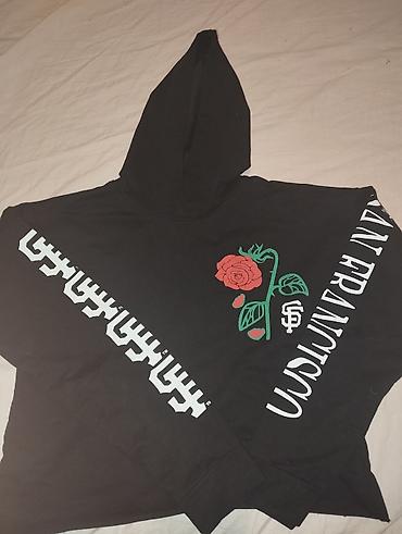 Duksevi: Dva komada dukseva/duks majica sa printom: 1) Crna dukserica s — 2