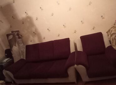 divan üsdükleri: Divan dəsti, iki ayrı hissədən ibarət olub, qəhvəyi və ağ rənglərin
