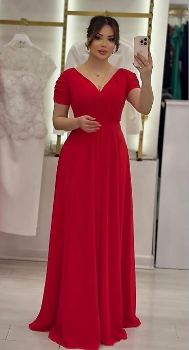 lom qizil satiram: Qırmızı maxi ziyafət geyimi - Model: Uzun, axıcı ətəkli, V formalı — 1