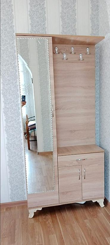 Dəhliz üçün kombinə edilmiş paltar asqısı və şkaf - Material: ağac