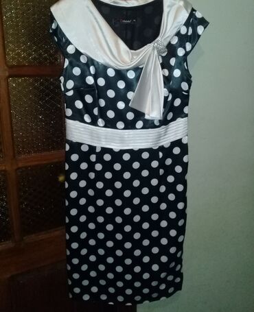 Dəstlər, kostyumlar: Gôy atlas kostyum 120 manata alinib 60 manata satilir. Cemi 1 defe — 18