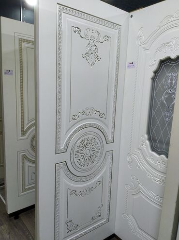 Seyflər: Ağ rəngdə, oymalarla bəzədilmiş qapı. Qapının üzərində müxtəlif