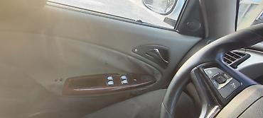 Другие автомобили: Белый седан компакт‑класса с передним приводом. Кузов 4‑дверный, на — 16