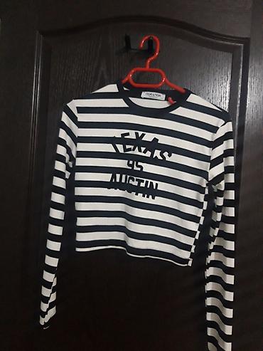 Bir defe geyinmisem yeniden secilmir cox gozel matiryali var qisadir