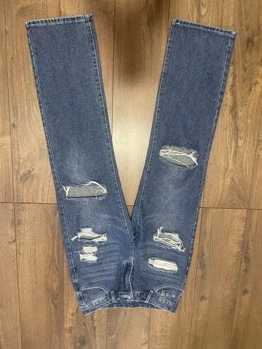 zenske zimske jakne tommy hilfiger: Par farmerki sa ravnim nogavicama i izbledelim efektom. Farmerke imaju