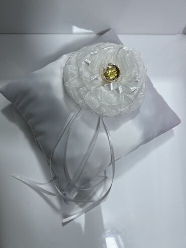 свадебные украшения: Продаю подушечки для свадебных колец и банты,которые можно