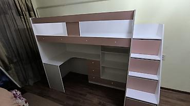 Двухъярусные кровати: Кровать-чердак, выполненная в светлых тонах с розовыми вставками — 7