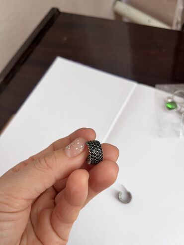 кольцо: Серьги, червленное серебро. Очень красивые, скромные.
700 сом