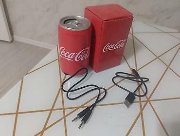 a 12 kabrolari: Coca‑Cola dizaynlı portativ MP3 pleyer və mini dinamik. ( Cola — 3