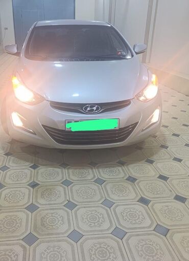 Gümüşü rəngli Hyundai Elantra sedan avtomobili. Avtomobilin qabaq və