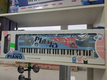 Yemək masaları, oturacaqları: Elektron piano – uşaqlar üçün musiqi klaviaturası və mikrofon dəsti