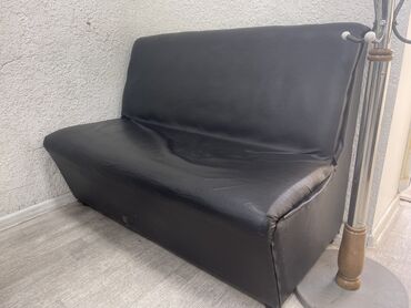мебель диван: Прямой диван, цвет - Черный, Б/у