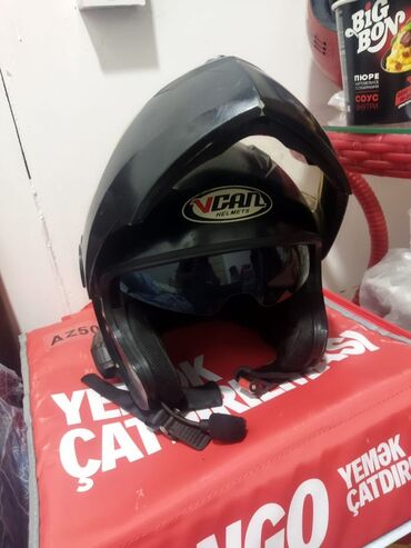 VCAN motosiklet dəbilqəsi. Bu dəbilqə tünd rəngli daxili vizorla