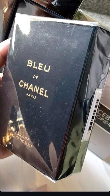 Ətriyyat: Lüks kişi ətirləri seçimi - Dior Sauvage (Eau de Toilette): Tünd mavi — 4