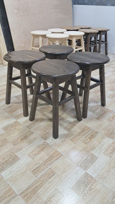 Taburetlər: Taxta taburetlər. Xüsusi zövq və keyfiyyətdə yıgılır. Əl işidir. Yük — 2