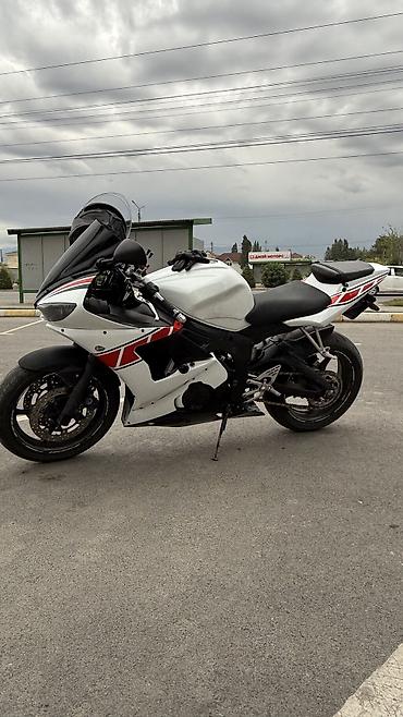 ямаха 600: Спортбайк Yamaha YZF-R6 (600 кубов) в фирменной белой раскраске с — 7