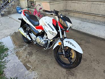 мото 300: Мотоцикл Suzuki GSR 250 (Inazuma) в стиле naked. Мотоцикл в хорошем — 1