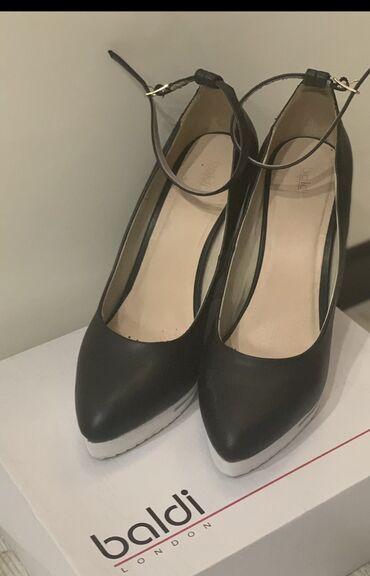 черная обувь: Туфли 39, цвет - Черный
