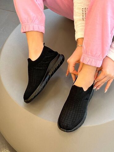 спортивная женская обувь: Кроссовки для Дам👠 
Без бренда 
оптом цена 900 Сомов 
для весны