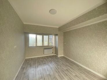 срочно продаётся 1 комнатная квартира в районе ошского рынка по улице кенсуйская 17: 1 бөлмө, 19 кв. м, Жатакана жана мейманкана түрүндө, 4 кабат, Евроремонт
