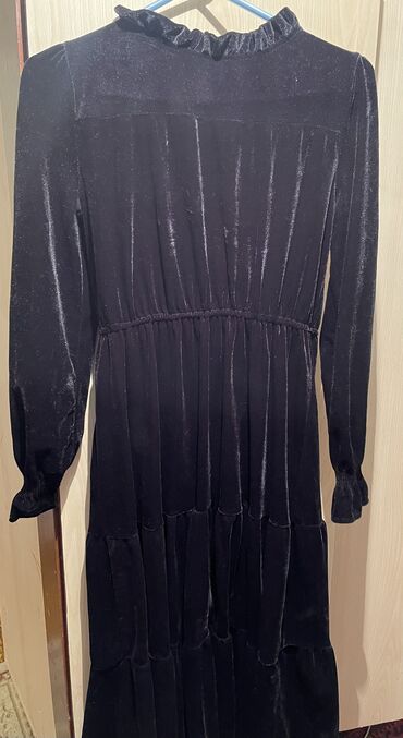 черное длинное вечерное платье: Вечернее платье, Длинная модель, Бархат, С рукавами, M (EU 38)