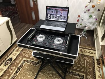 Mikşerlər: Salam.DJ keysi satilir.uzunlugu 82 sm eni 42 sm.derinliyi alt hissesi