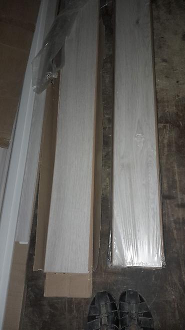 asma tavan hamam: Ağ-açıq boz oduncaq naxışlı MDF/PVC lambrı panel və plintus dəsti - — 2