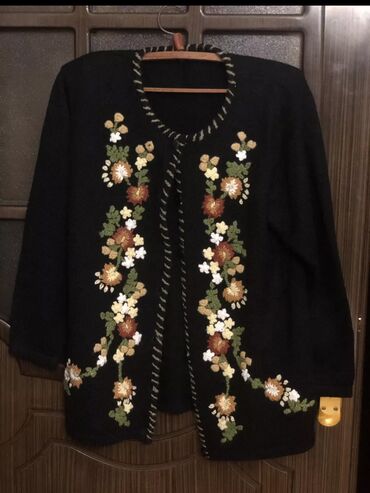 yun jaketlər: Qara rəngdə,xarici,yumşaq yun jaket. Çox baha alınıb