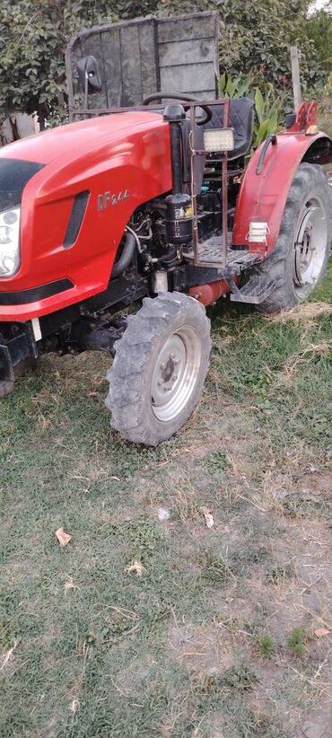 yevlax masin bazari: DF244 model minitraktor qırmızı rəngdədir və kənd təsərrüfatı işləri