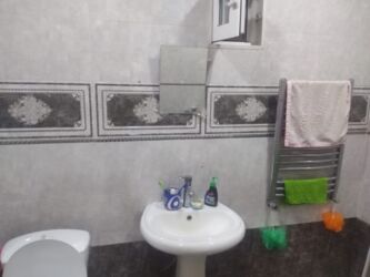 Uzunmüddətli kirayə mənzillər: Tecili Ramani Savxoz da Yola yaxin 3 otaqli temirli Adelni heyet evi — 25